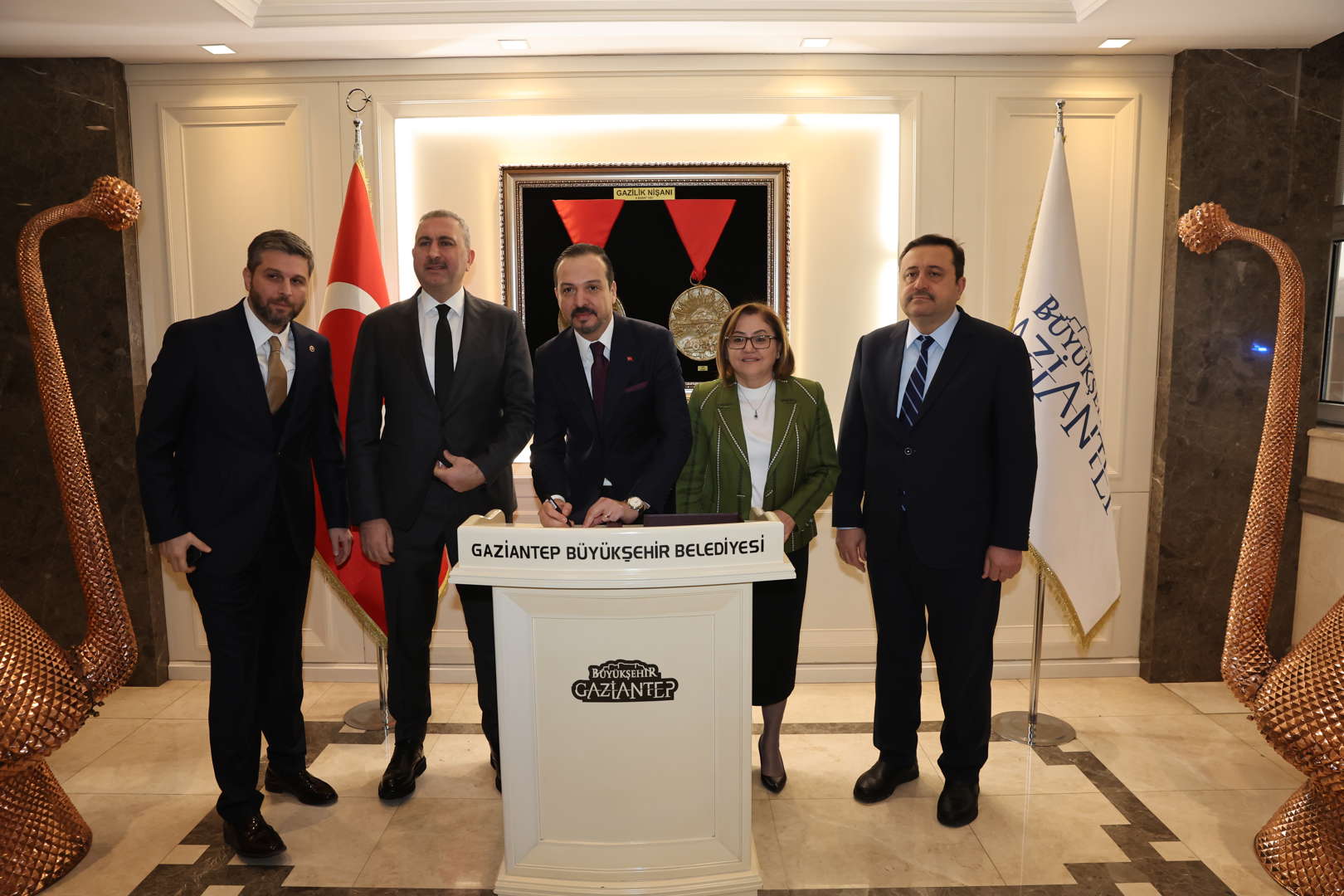 ak parti genel başkan yardımcımız kürşat zorlu ile gaziantep büyükşehir belediyesinde bir araya geldik