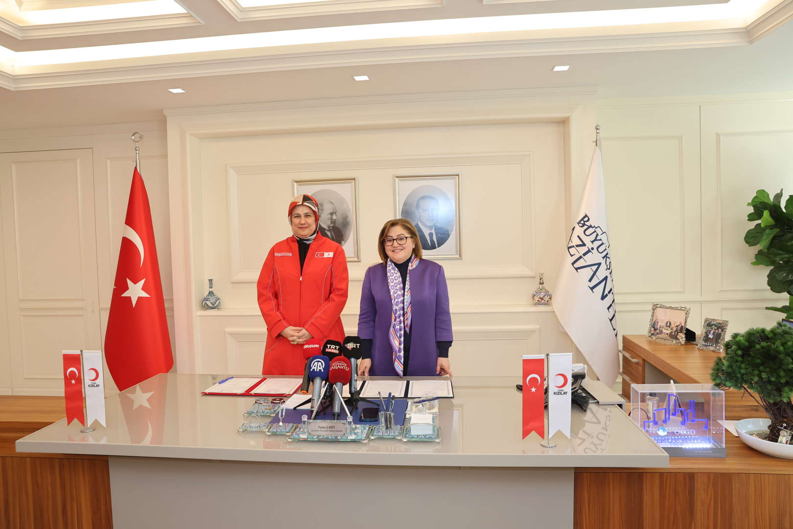 gaziantep büyükşehir ve kızılay arasında insani yardım için güç birliği