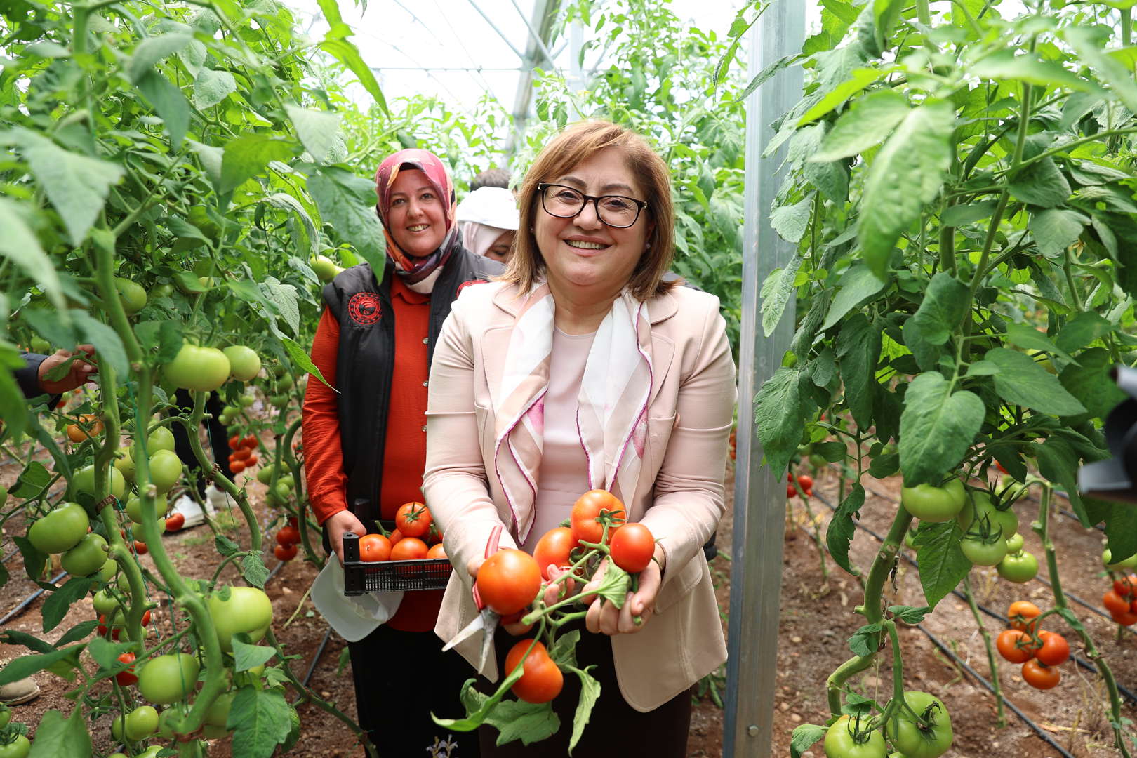 kadınlarımızın kendi serasını kuracağı üretime dahil olacağı ve ürünlerini e-ticaretle satacağı yeni bir dönemdeyiz