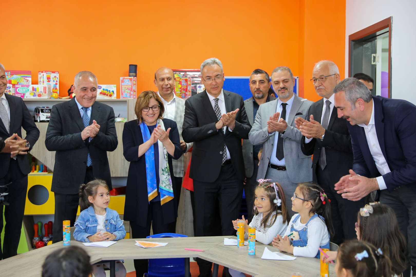 gündüz bakımevi ve kreşlerle eğitimi erken yaşta başlatıyoruz