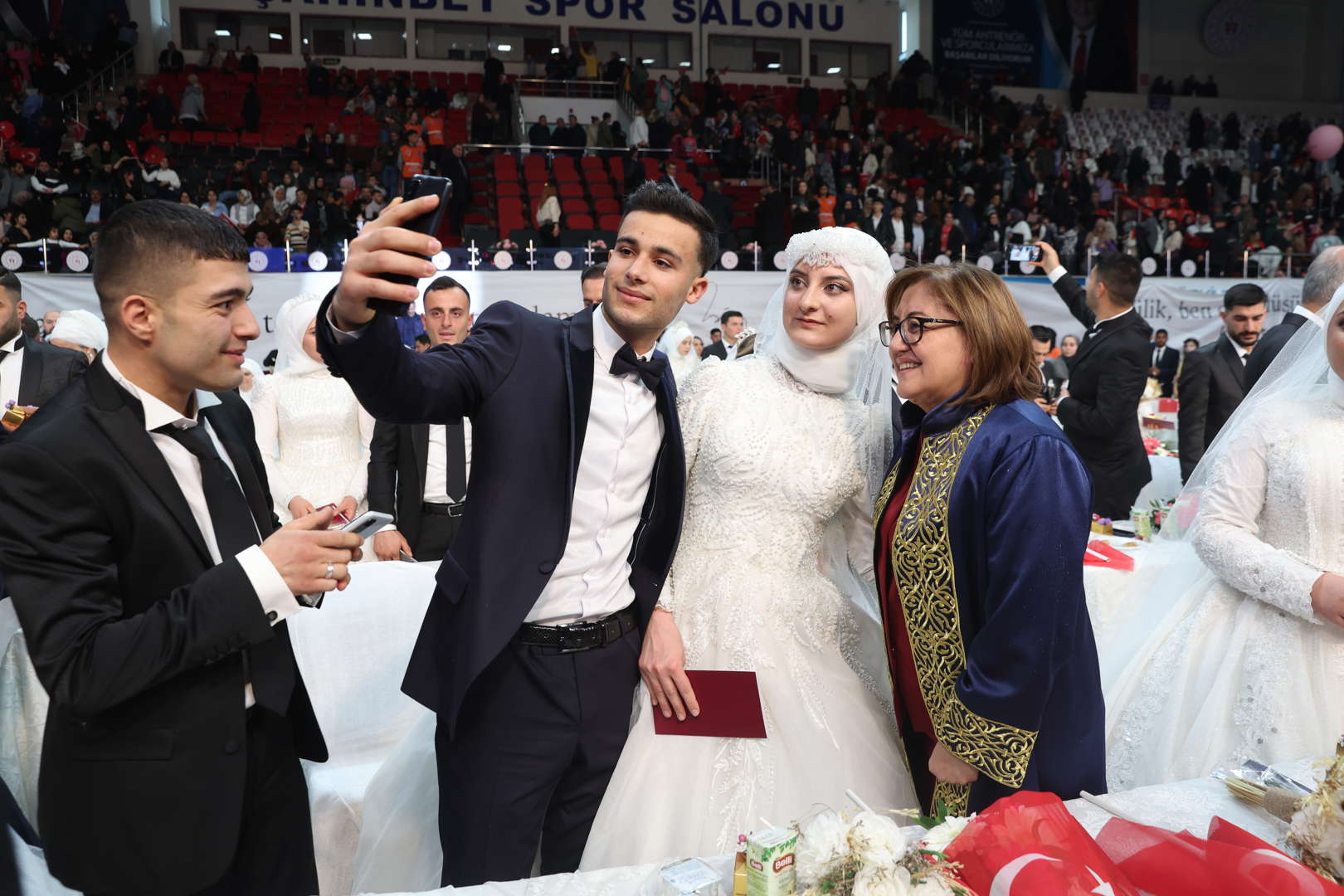 toplu nikah törenimizde çiftlere gelinlik, damatlık, beyaz eşya ve altın hediye ettik